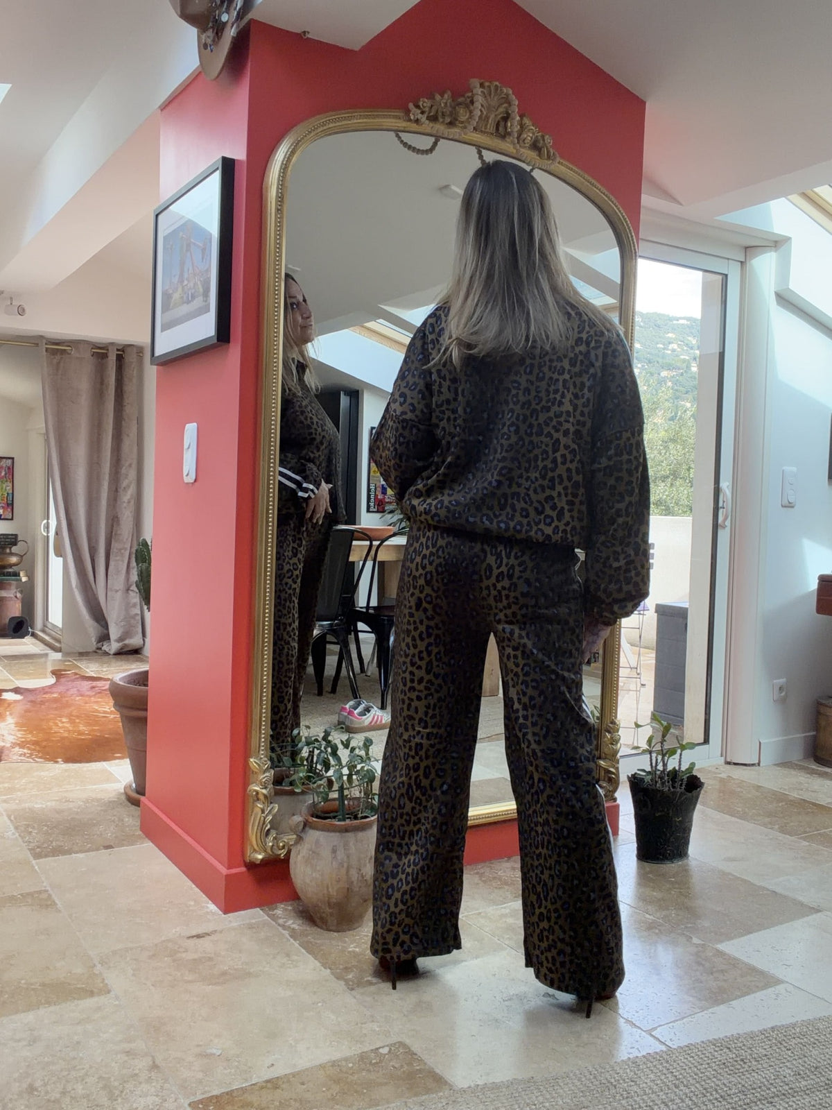 Jogging Christelle léopard à bandes blanches — vue de dos avec la veste léopard assortie