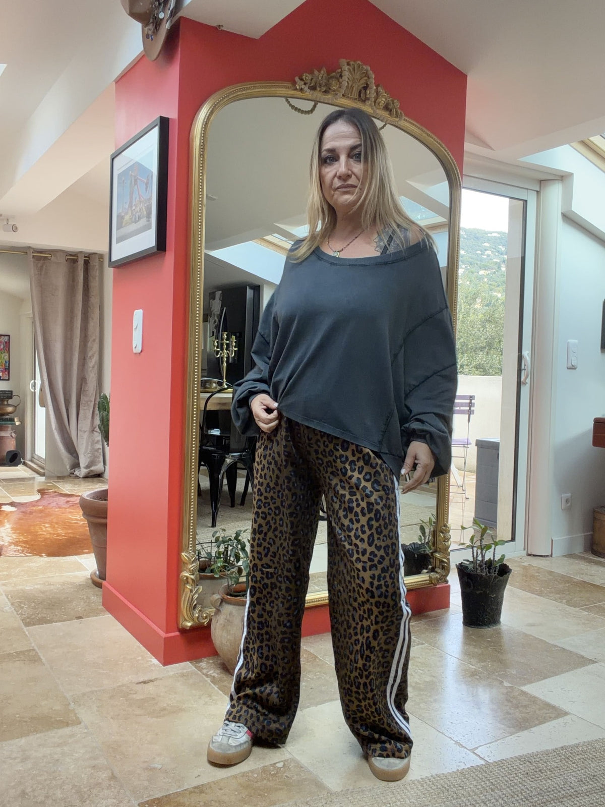 Jogging Christelle léopard à bandes blanches porté avec le pull Annaëlle gris foncé
