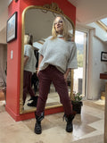 Jogging Ella prune porté de face avec pull clair et bottines