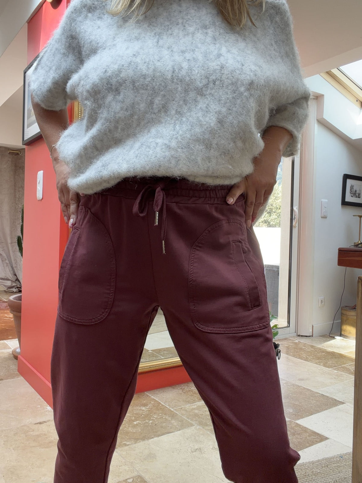 Détail des poches plaquées du jogging Ella prune