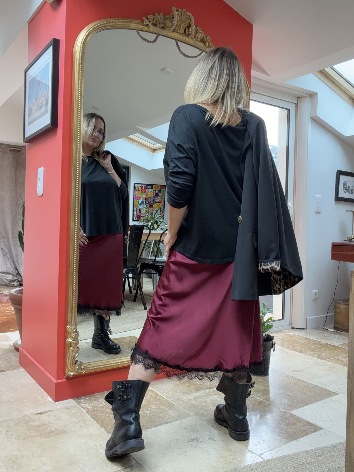 Jupe Dorothée prune de profil avec blazer Saskia noir