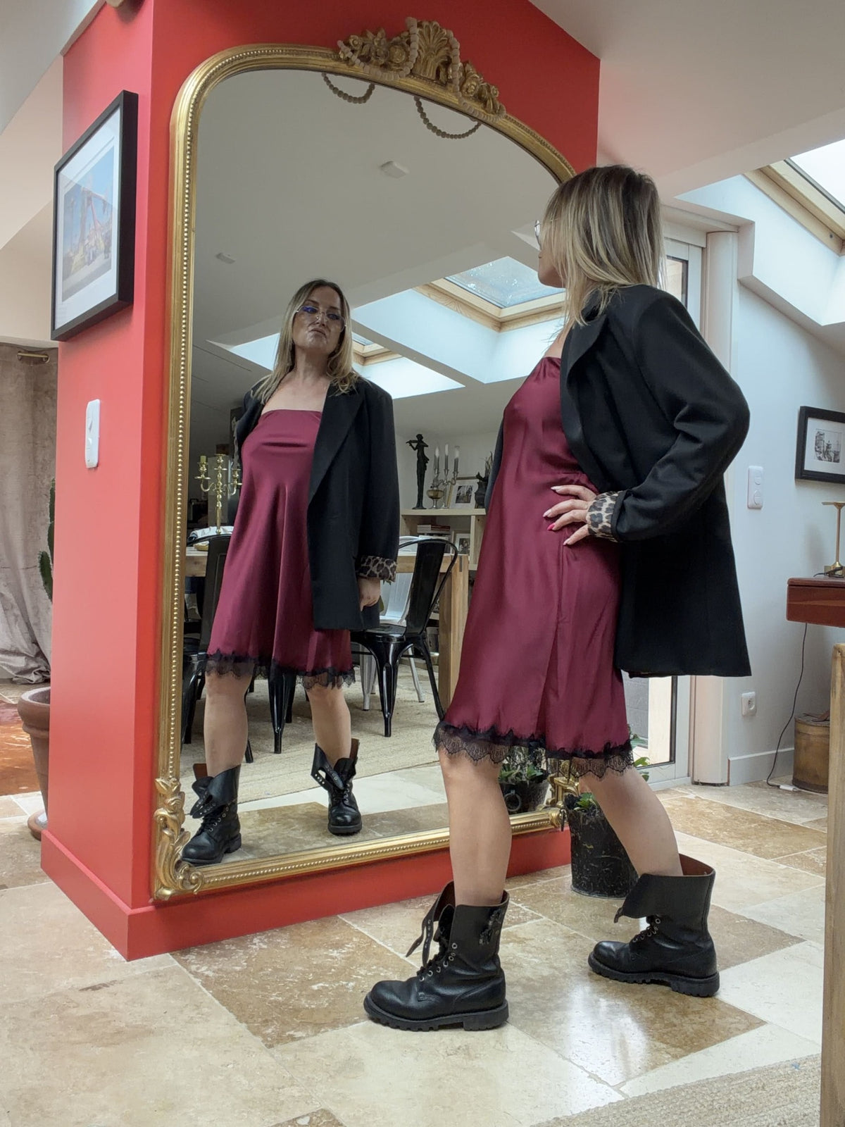 Jupe Dorothée prune portée en robe bustier avec blazer Saskia noir