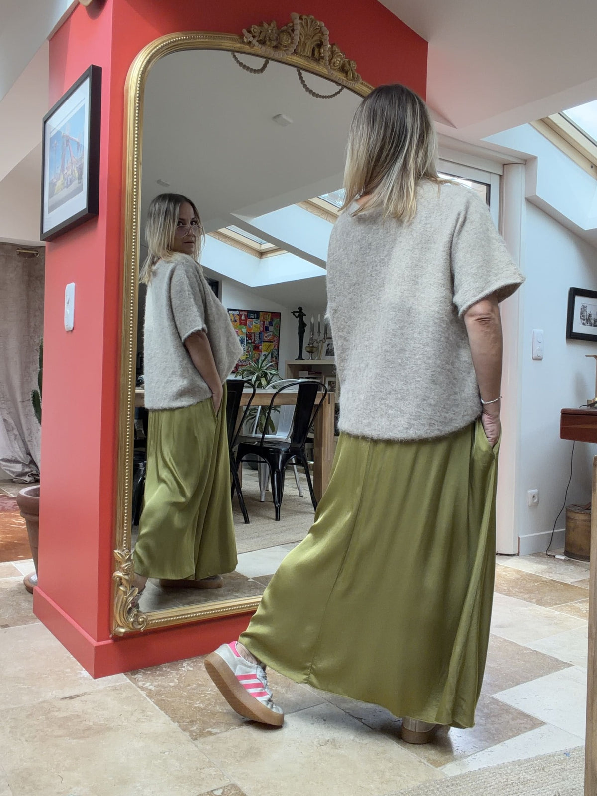 Jupe satinée Sabrina vert olive vue de dos avec pull Emy beige