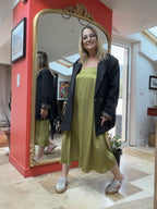 Jupe Sabrina vert olive portée en robe bustier avec blazer Saskia noir