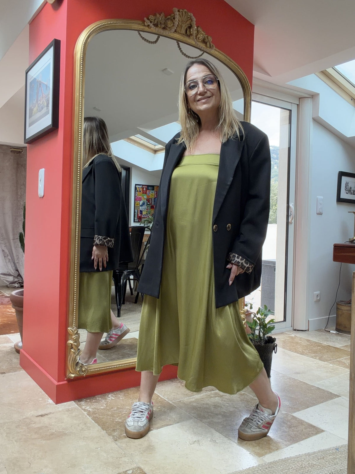 Jupe Sabrina vert olive portée en robe bustier avec blazer Saskia noir