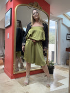 Jupe Sabrina vert olive portée en robe bustier ceinturée avec blazer Saskia noir