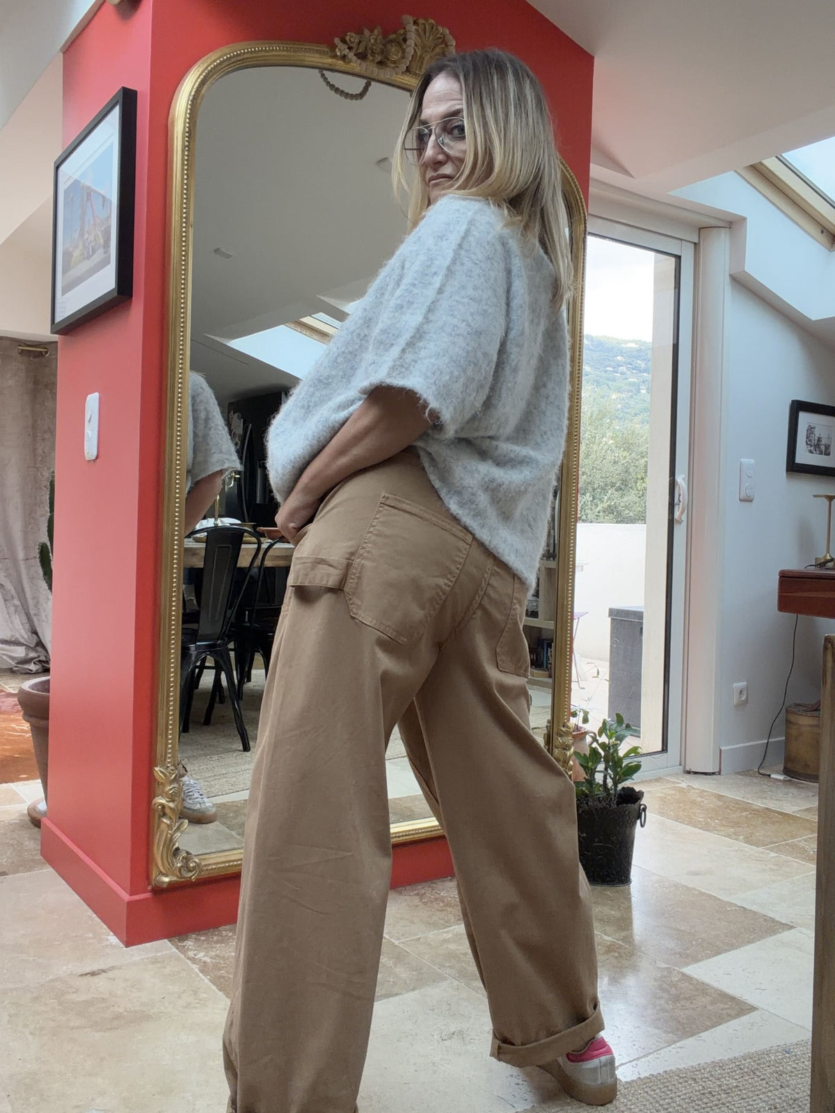 Pantalon worker Josie beige coupe large porté de trois quarts