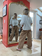 Pantalon worker Josie beige vu de dos et de face dans le miroir