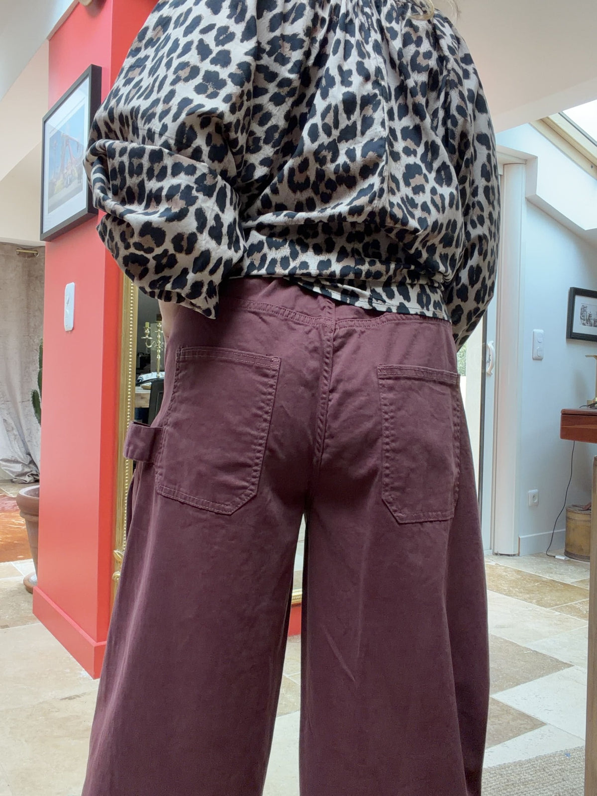 Détail des poches arrière du pantalon Josie prune