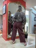 Pantalon worker Josie prune coupe ample porté de dos
