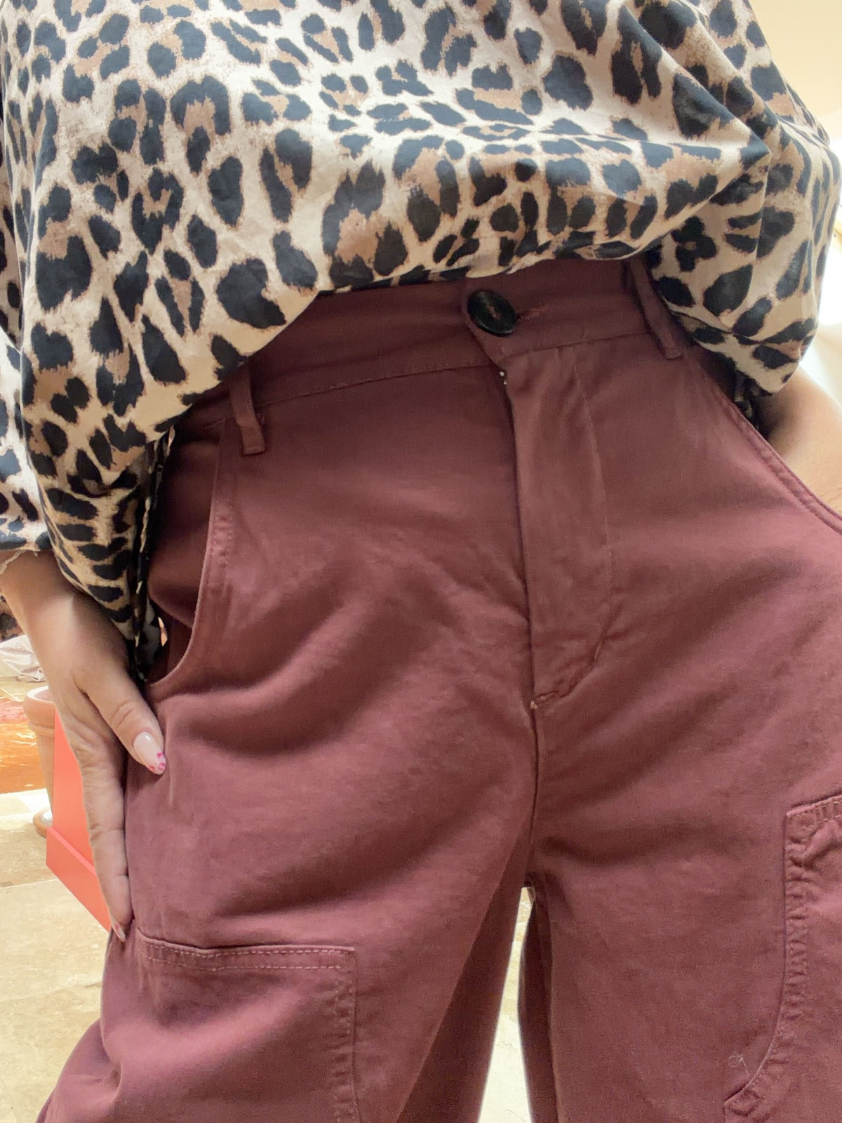 Détail de la taille et des poches du pantalon worker Josie prune