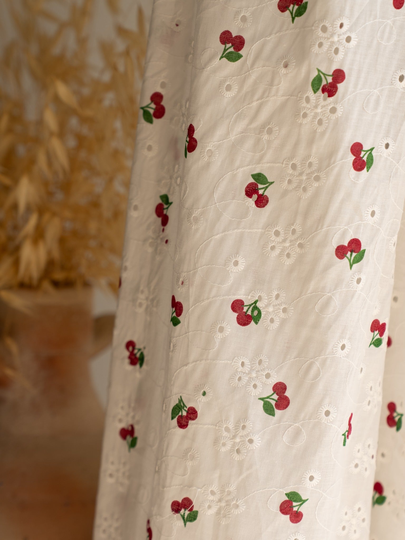 Détail imprimé cerises et broderies pantalon jupe Cerise Studio Albine P