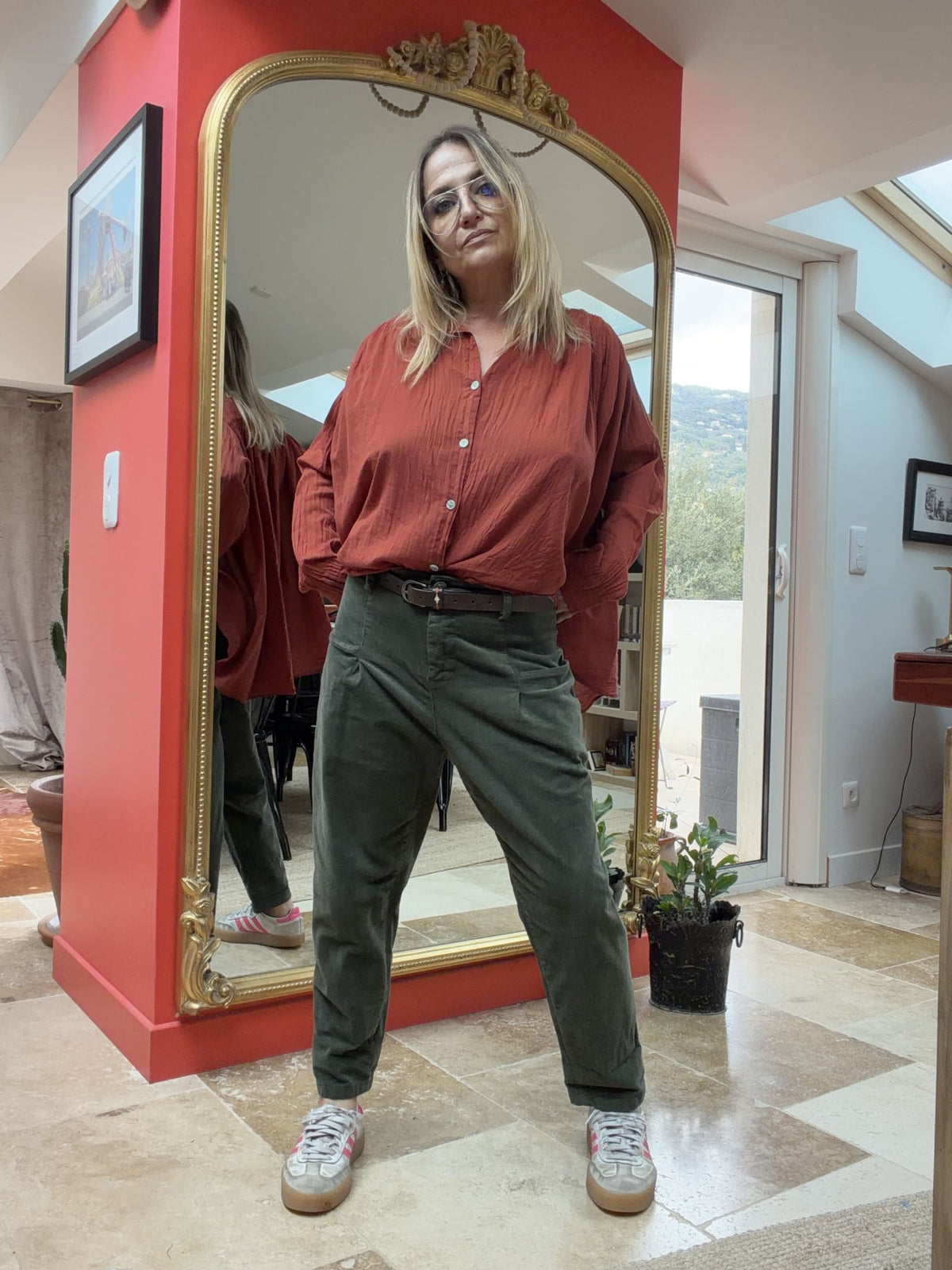Pantalon Lou velours côtelé kaki porté de face