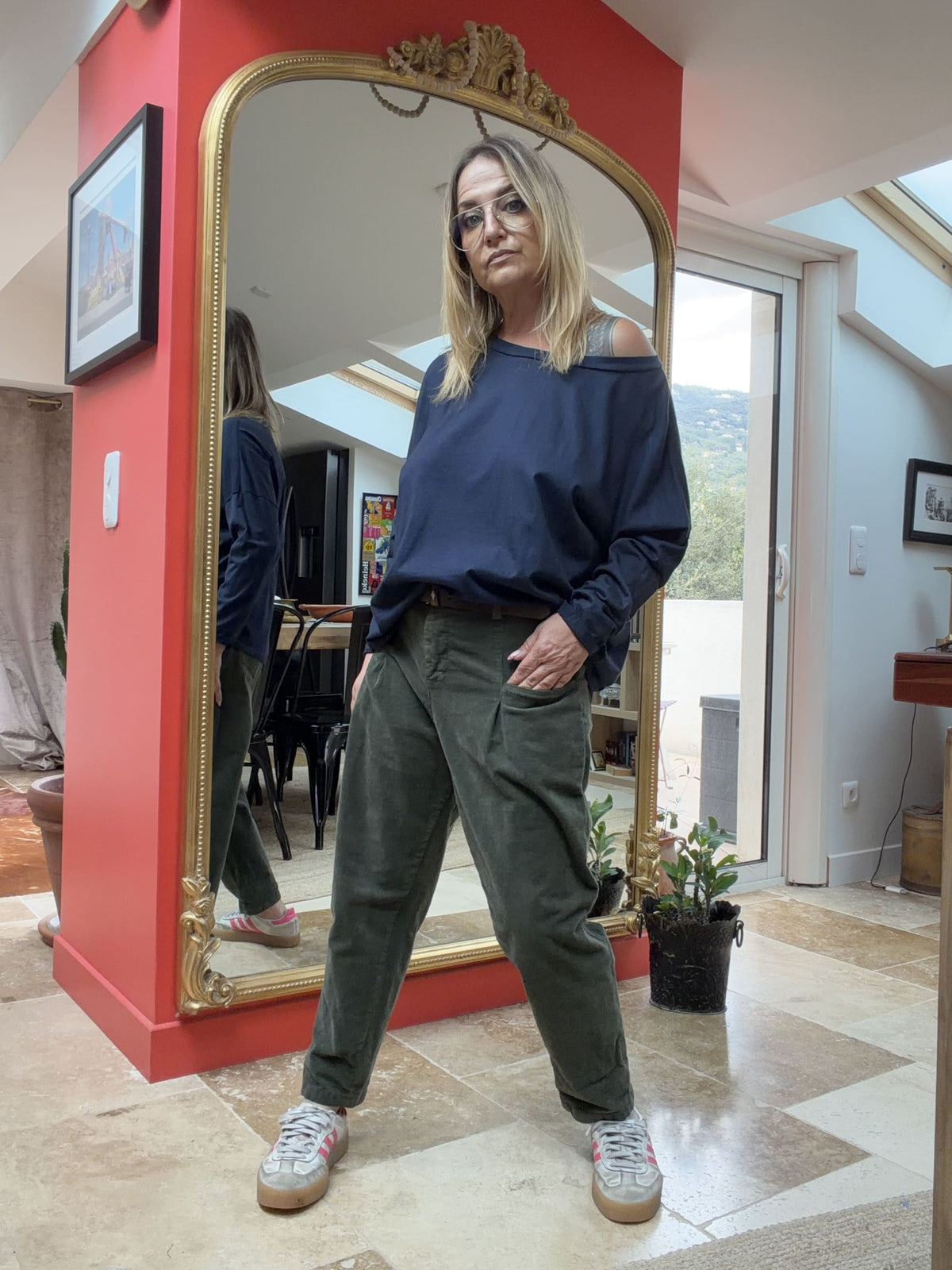Pantalon Lou velours kaki porté avec haut bleu