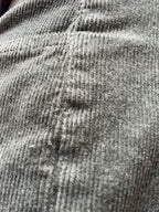 Texture du velours côtelé du pantalon Lou