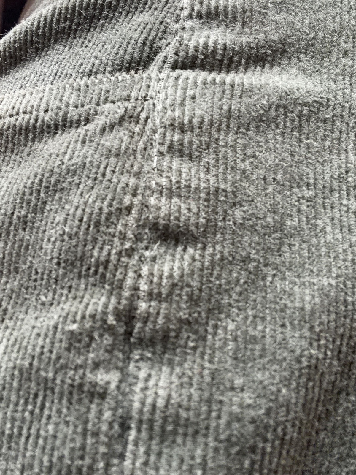 Texture du velours côtelé du pantalon Lou