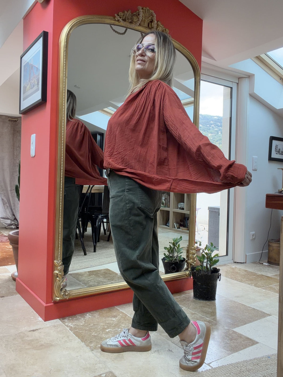 Pantalon Lou velours côtelé kaki de profil