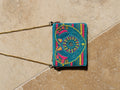 Pochette Esméralda brodée de perles avec chaîne dorée