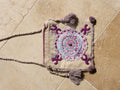 Pochette Shanti brodée beige et violette avec bandoulière corde