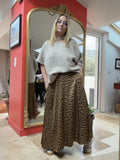 Pull asymétrique Émilie beige, vue de face avec jupe léopard