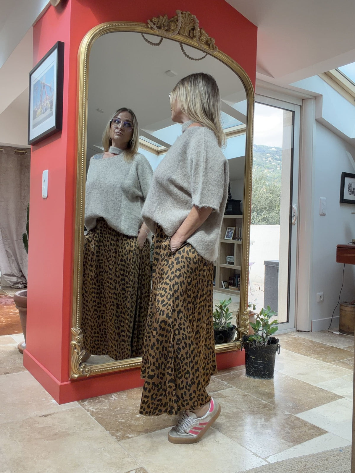 Pull Émilie beige en maille, vue de profil
