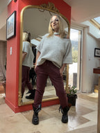 Pull asymétrique Émilie gris porté avec pantalon bordeaux, vue de face