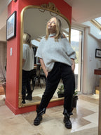 Pull Émilie gris porté avec pantalon noir, vue de face