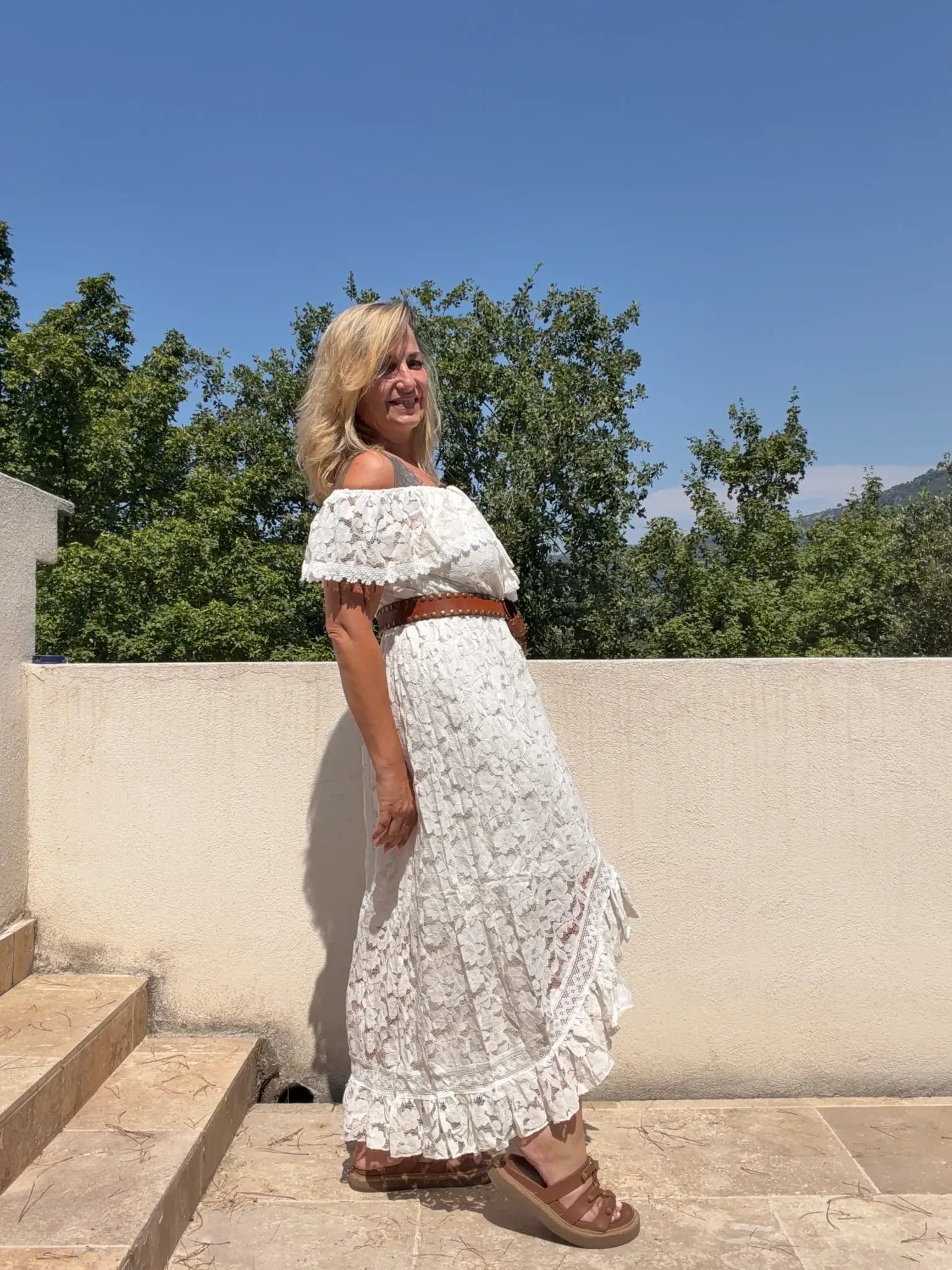 Robe Carmélita blanche en dentelle vue de profil