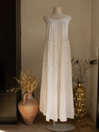 Robe Évangéline blanche en rayonne avec lignes dorées