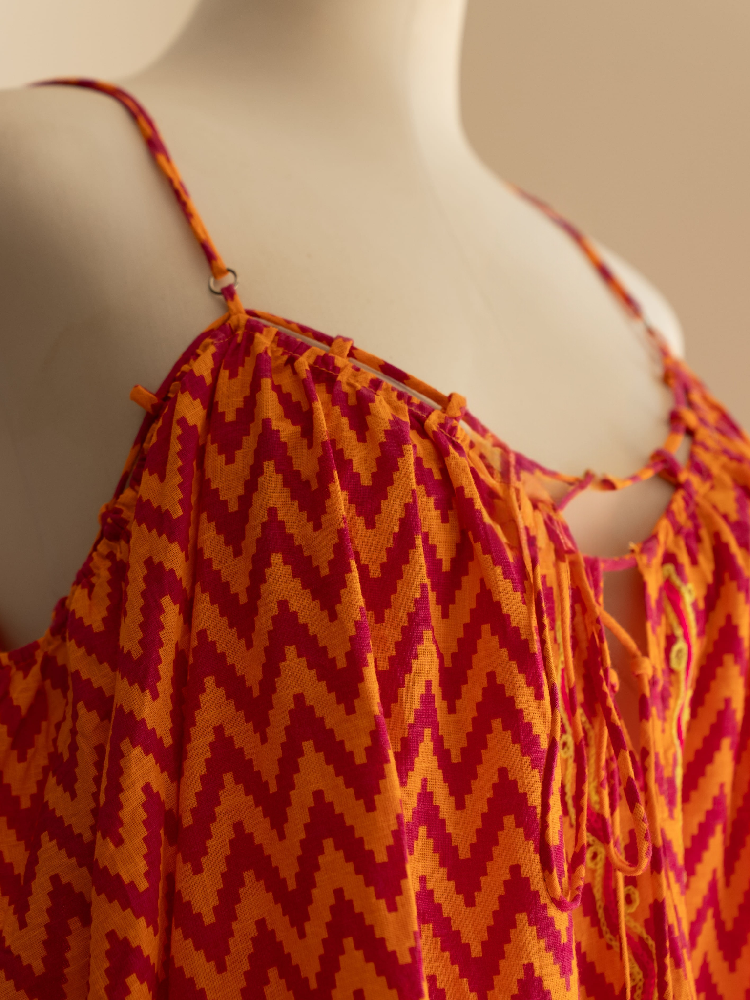 Détail bretelles et imprimé robe Indira bohème solaire Studio Albine P