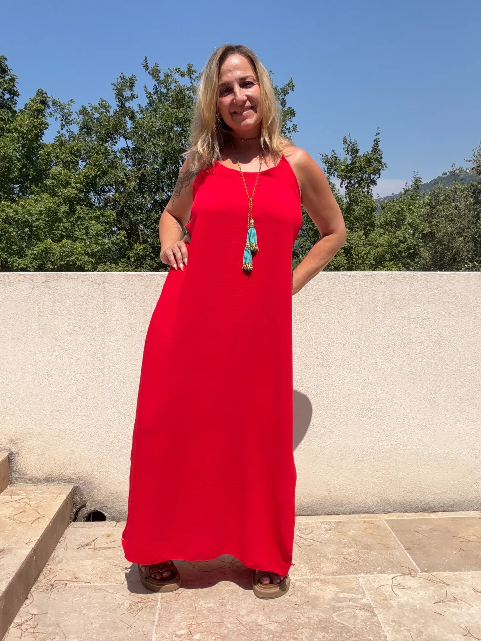 Robe Jacky rouge longue fluide portée avec collier