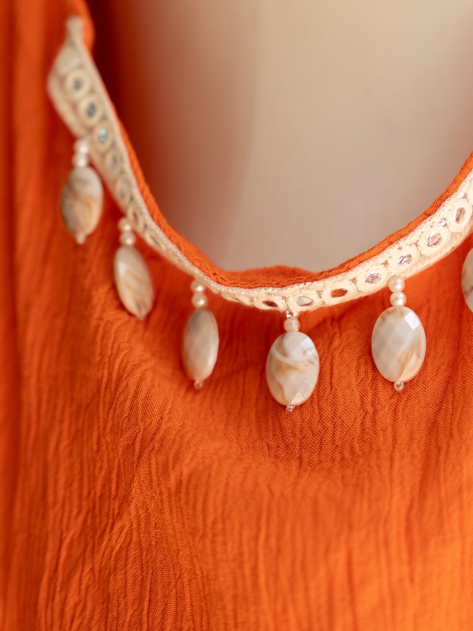 Détail dos et perles nacrées robe Monica orange Studio Albine P