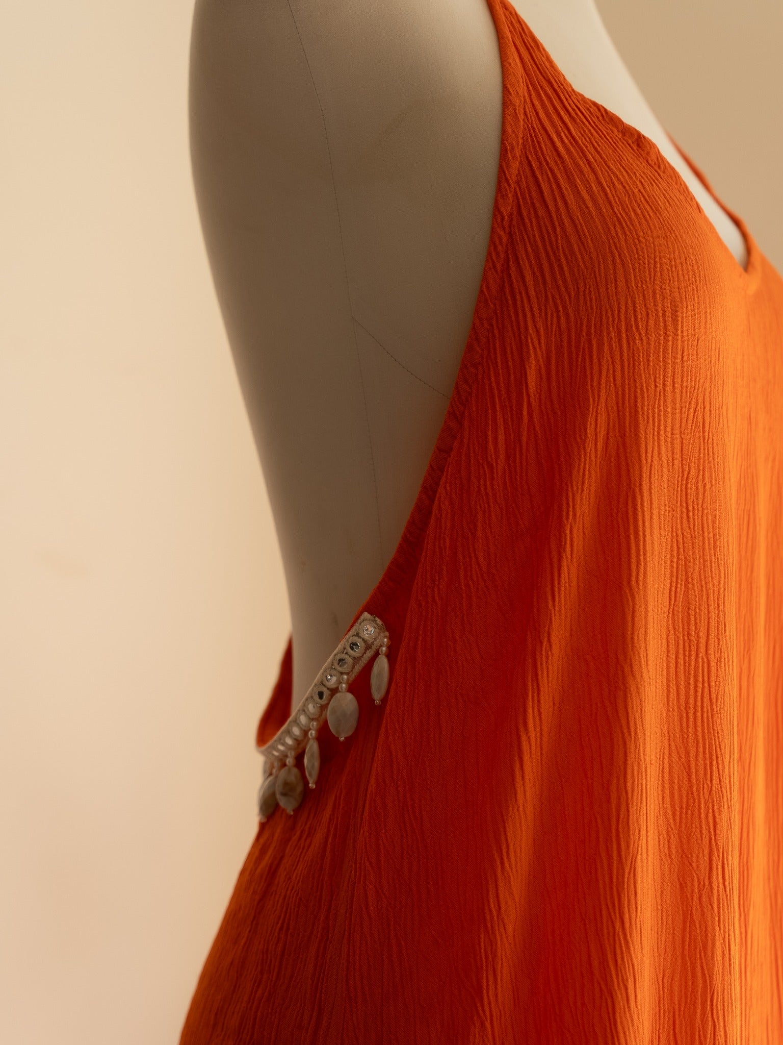 Détail robe Monica orange très échancrée Studio Albine P