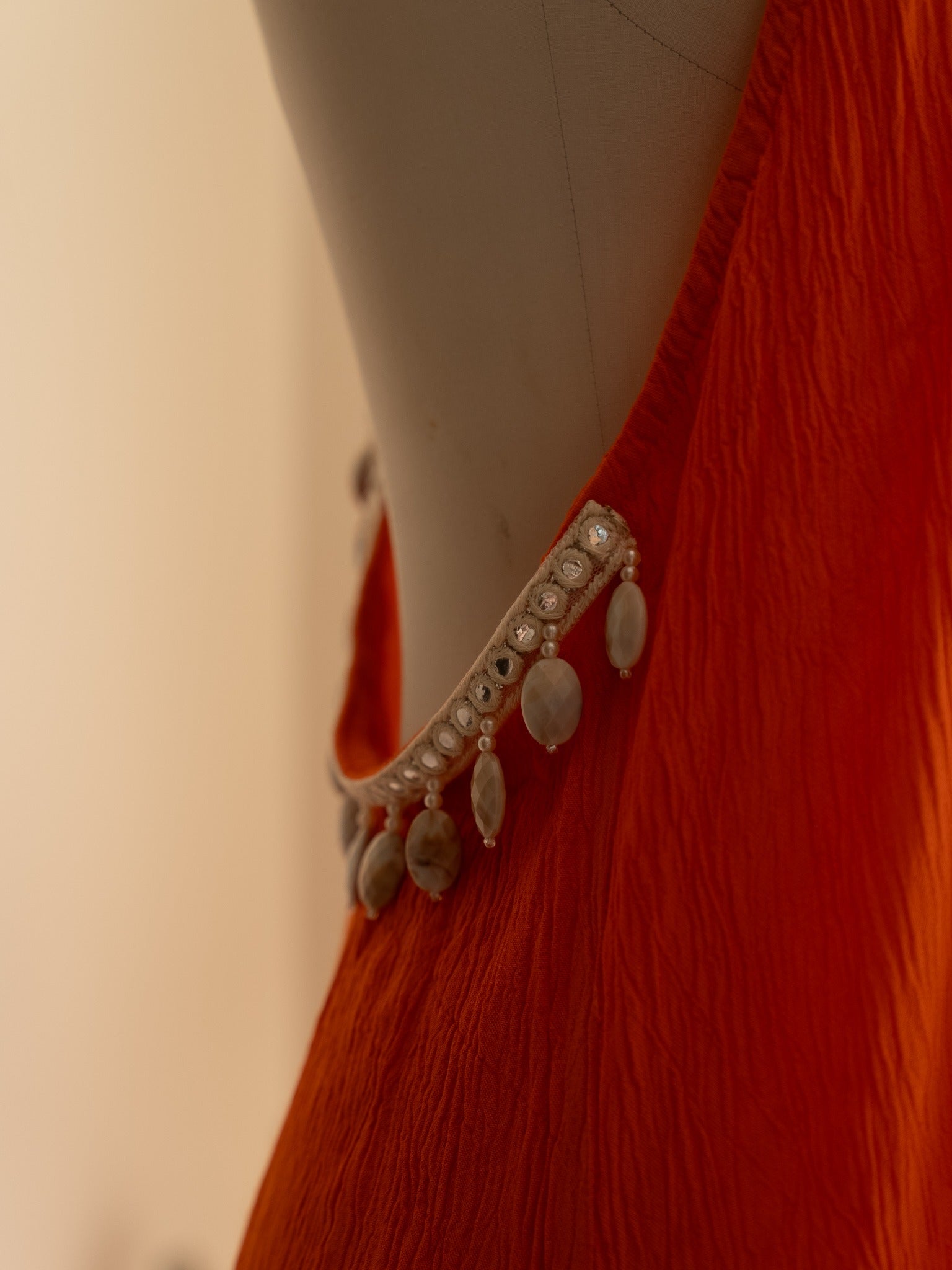 Détail perles nacrées robe Monica orange Studio Albine P