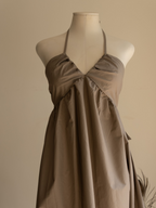 Détail décolleté croisé robe Naïa taupe en coton Studio Albine P