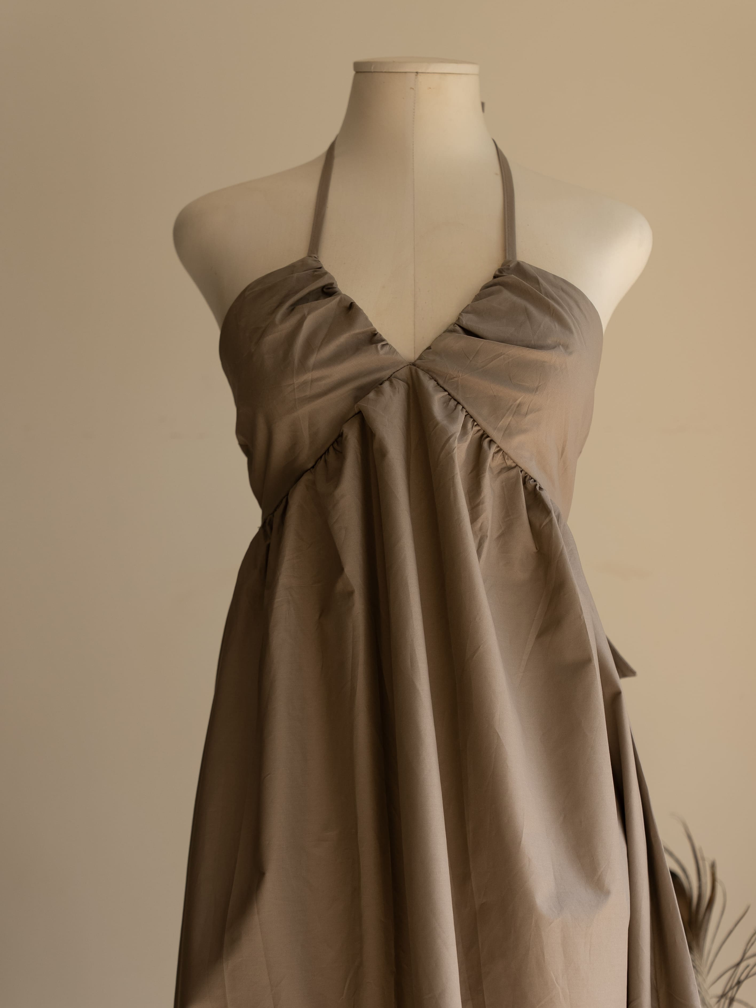 Détail décolleté croisé robe Naïa taupe en coton Studio Albine P