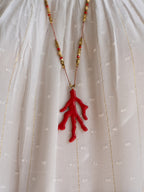 Détail pendentif corail rouge sautoir Elio Studio Albine P