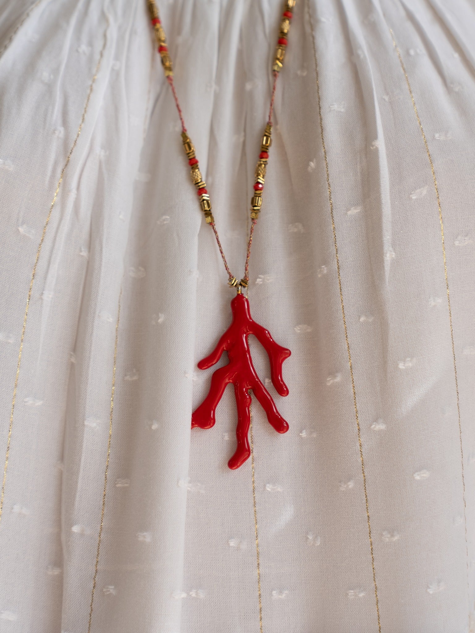 Détail pendentif corail rouge sautoir Elio Studio Albine P