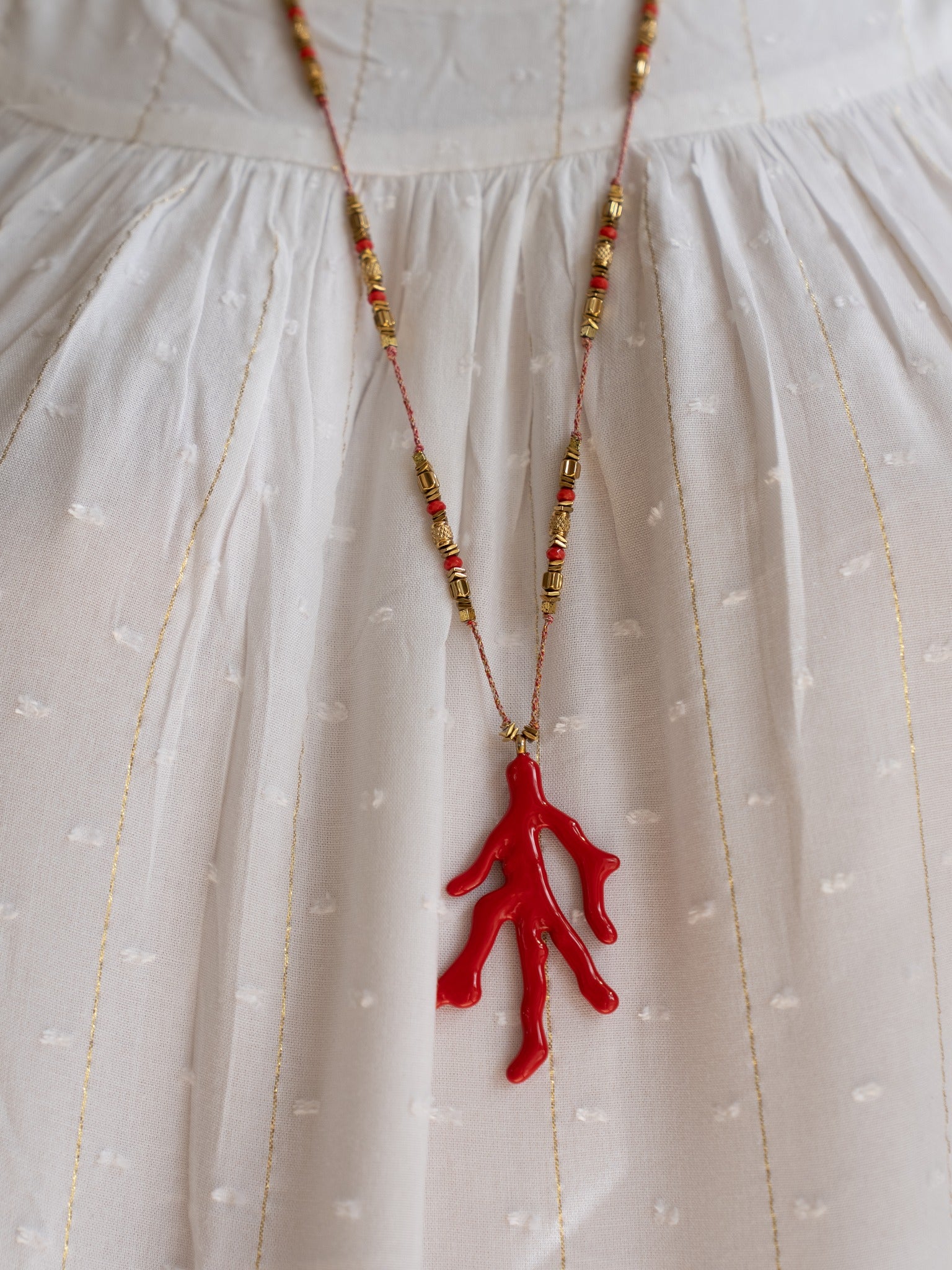 Sautoir Elio porté avec pendentif corail rouge Studio Albine P