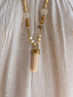 Sautoir Nino porté avec perles et pendentif corne Studio Albine P