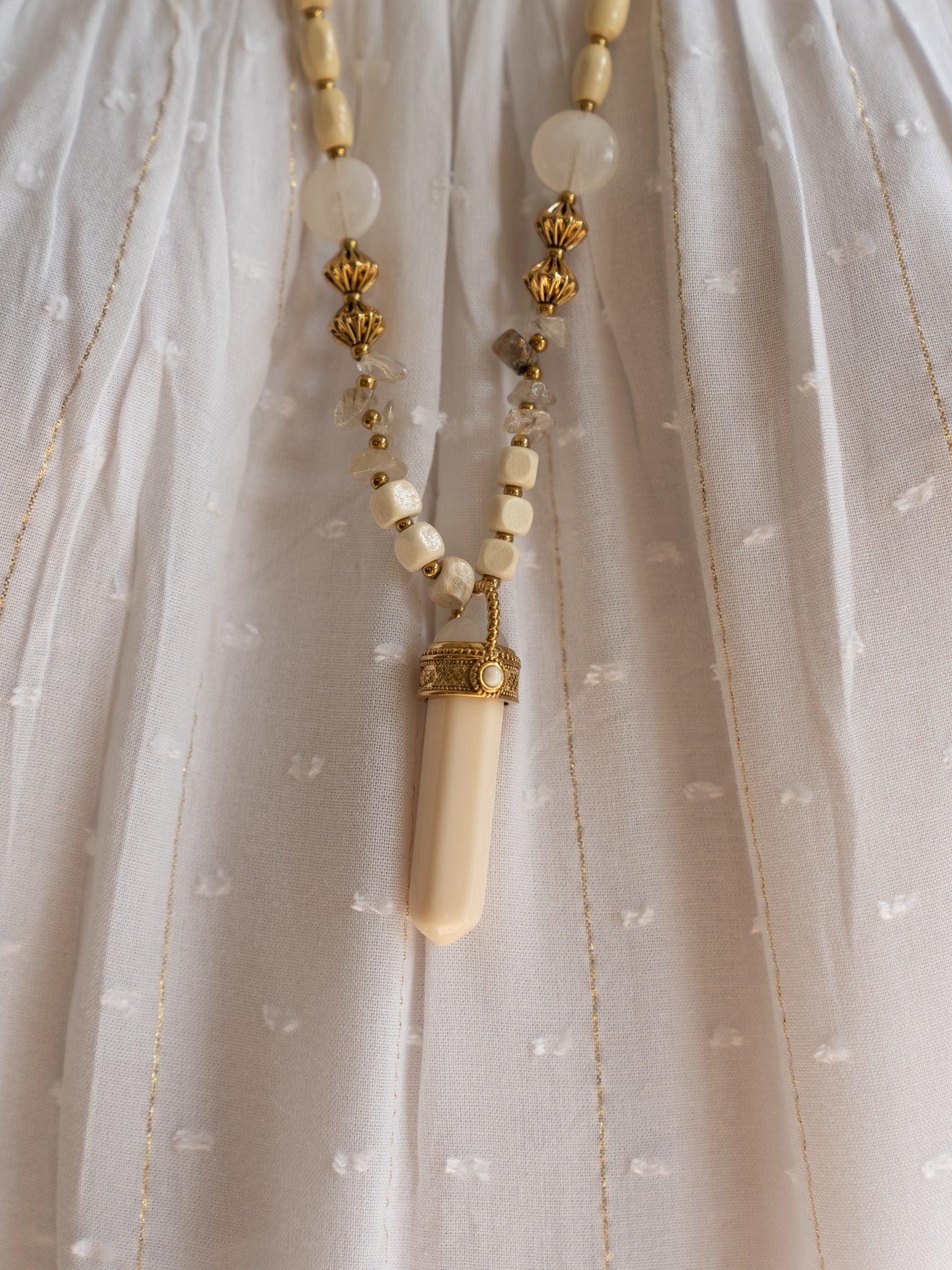Sautoir Nino porté avec perles et pendentif corne Studio Albine P