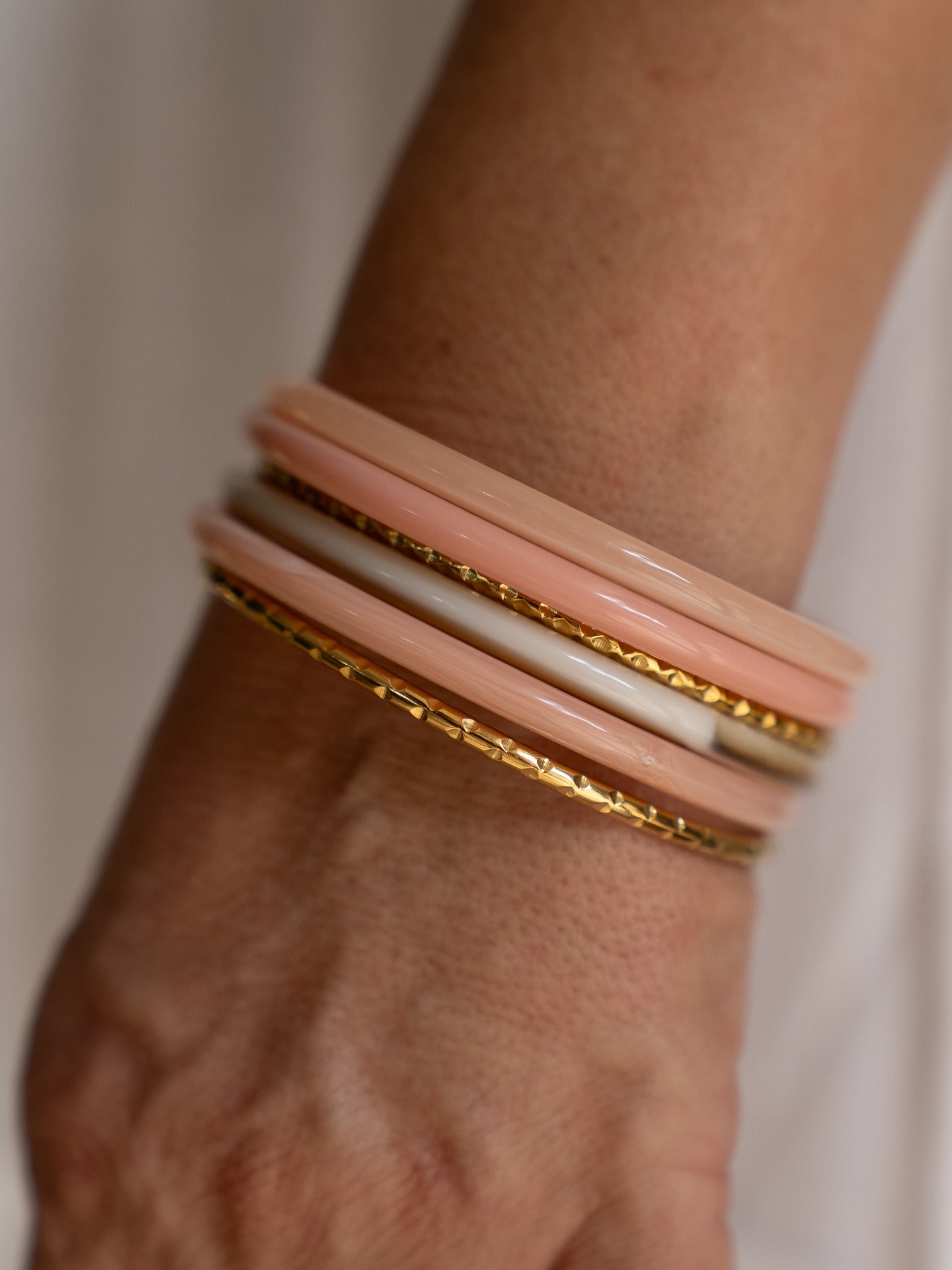Détail set de bracelets Sacha rose blanc doré Studio Albine P