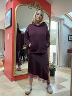 Sweat à capuche Gia prune porté de face avec jupe Luna