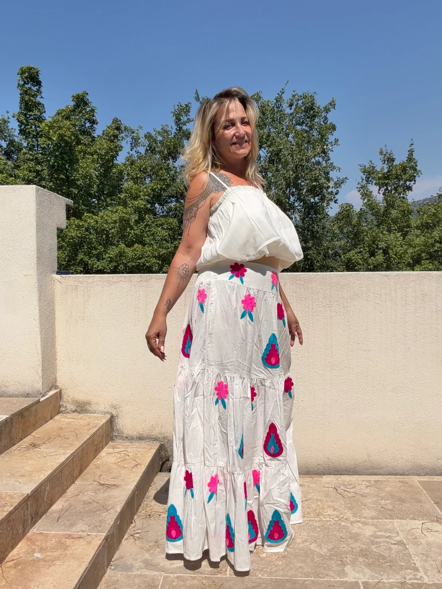 Top Marianne blanc porté avec jupe Soléa