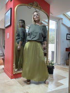 T-shirt Ilana kaki porté avec une jupe verte
