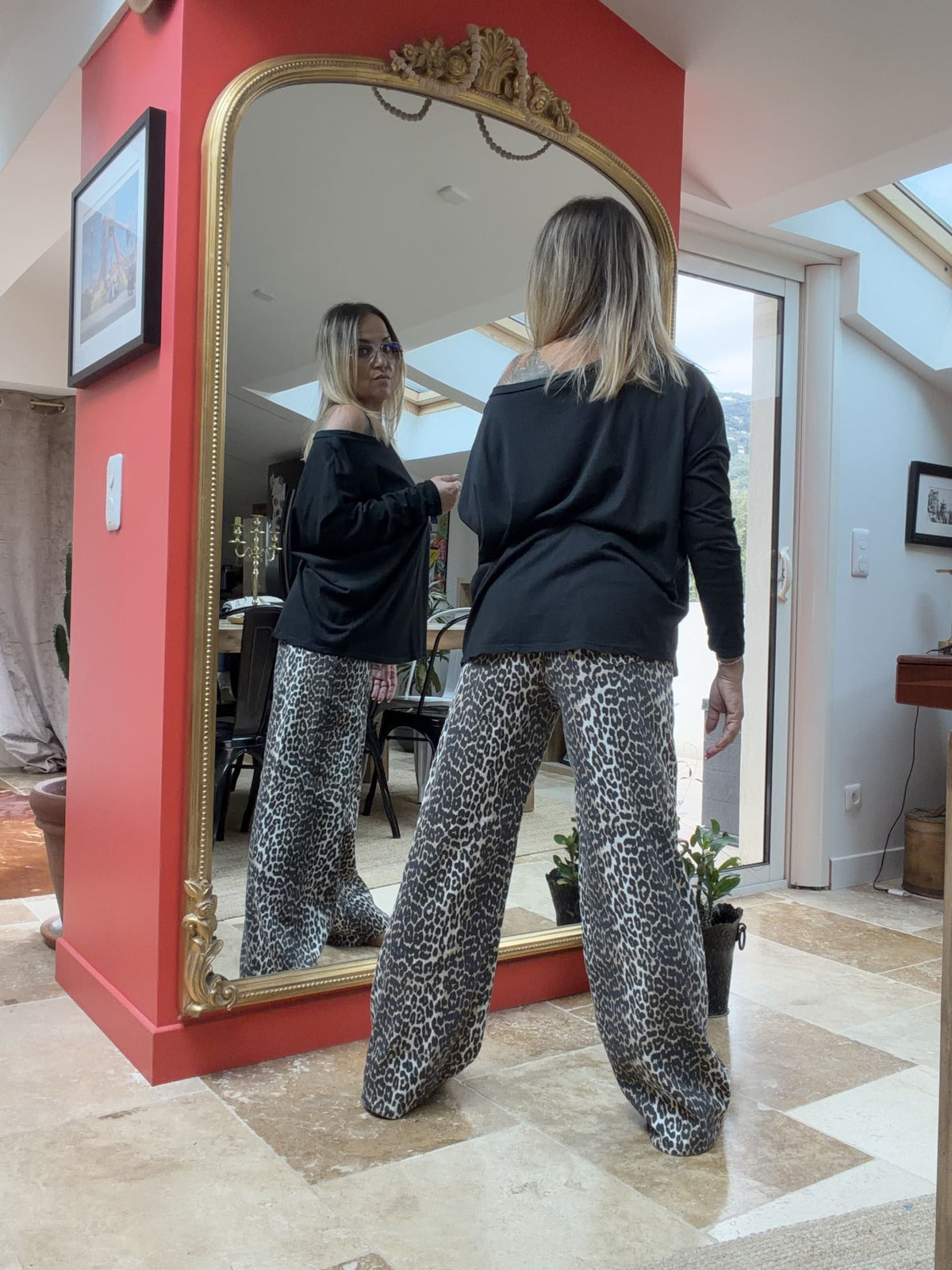 T-shirt Ilana noir, vue de dos avec pantalon léopard