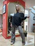 T-shirt manches longues Ilana noir, vue de face avec pantalon léopard