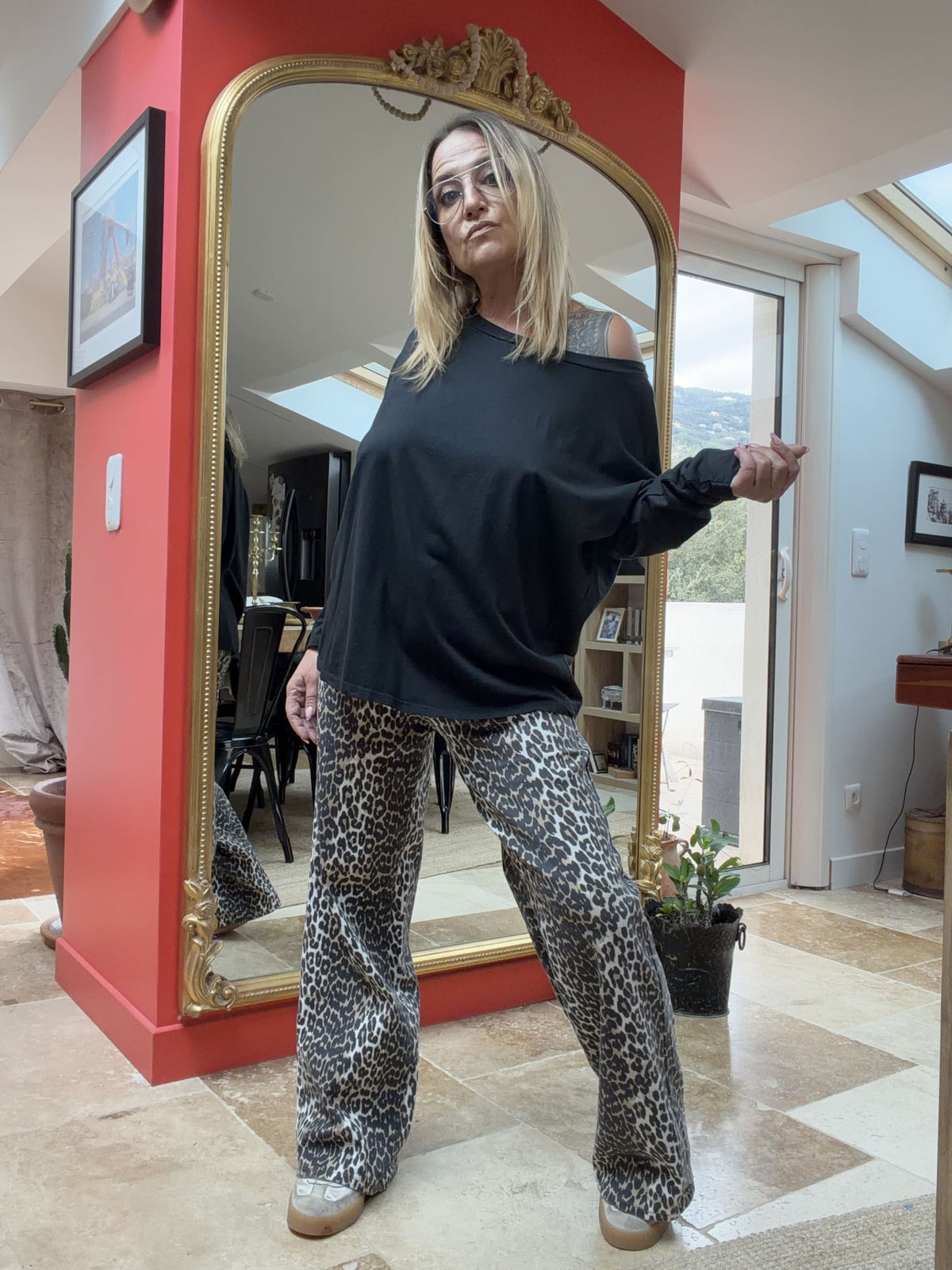 T-shirt manches longues Ilana noir, vue de face avec pantalon léopard
