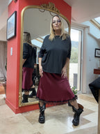 T-shirt Ilana noir porté avec jupe bordeaux