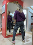 T-shirt Ilana prune, vue de dos avec pantalon gris